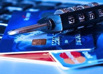 Proszą o podanie danych karty płatniczej i kradną pieniądze z konta