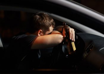 Miał blisko 2,5 promila alkoholu w organizmie i uderzył w drzewo