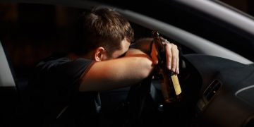 Miał blisko 2,5 promila alkoholu w organizmie i uderzył w drzewo