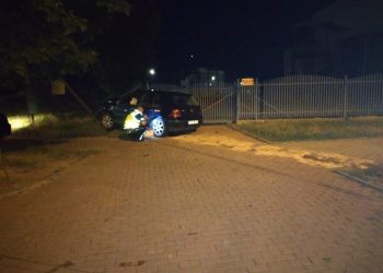 Jechał pijany – uderzył w bramę