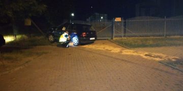 Jechał pijany – uderzył w bramę