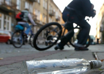Był tak pijany, że przewrócił się na rowerze