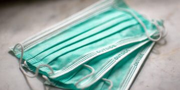 Maseczki w pomieszczeniach nadal obowiązkowe