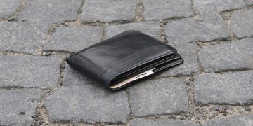 Kilkukrotnie płacił za swoje zakupy znalezioną kartą.