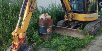 Policjanci z Ełku odzyskali ukradzioną w Niemczech koparkę