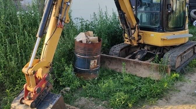 Policjanci z Ełku odzyskali ukradzioną w Niemczech koparkę