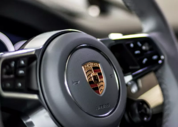 Jechał porsche w terenie zabudowanym z prędkością 154 km/h. [FILM Z KAMERY POLICYJNEJ]