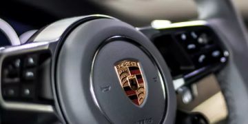 Jechał porsche w terenie zabudowanym z prędkością 154 km/h. [FILM Z KAMERY POLICYJNEJ]