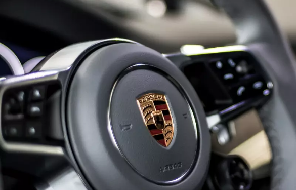 Jechał porsche w terenie zabudowanym z prędkością 154 km/h. [FILM Z KAMERY POLICYJNEJ]