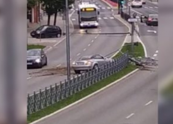 Pijany kierowca mercedesa uderzył w barierki ochronne i uszkodził dwa słupy oświetleniowe