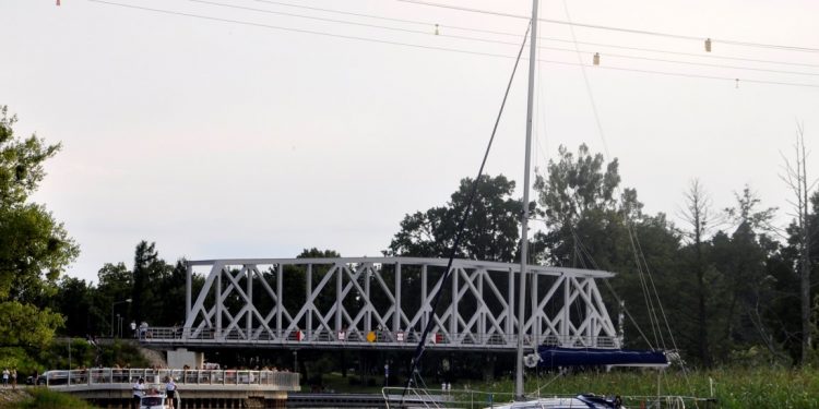 Zahaczyli masztem o linię wysokiego napięcia. Z pomocą ruszył im 14-latek, który niestety zginął