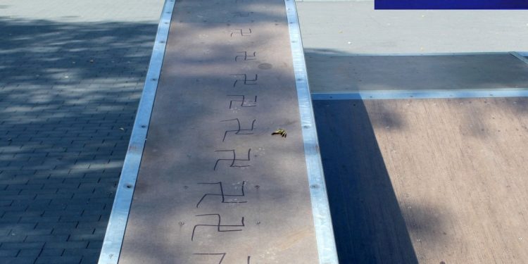 W orzyskim skate parku na rampie narysowane zostały swastyki.