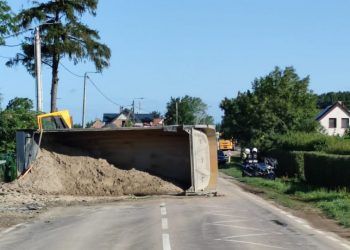 Przewrócona wywrotka na trasie Ełk – Białystok. Kierowca pod wpływem alkoholu