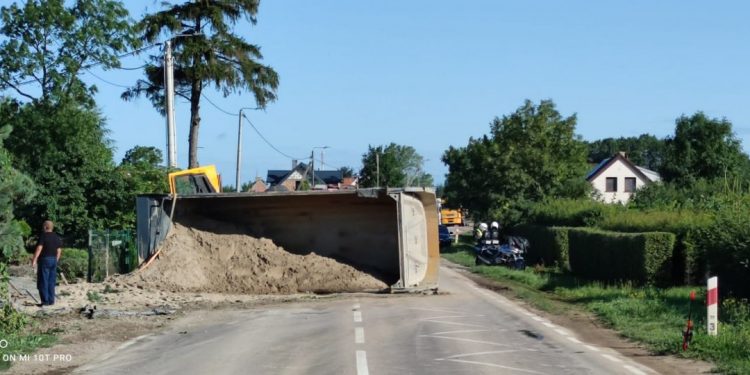 Przewrócona wywrotka na trasie Ełk – Białystok. Kierowca pod wpływem alkoholu