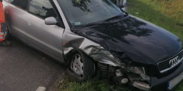 Brawurowa jazda zakończona na drzewie.