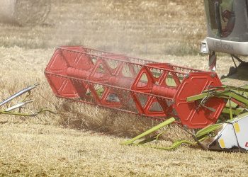 Nietrzeźwy kombajnista zderzył się z innym pojazdem, a potem uszkodził ogrodzenie