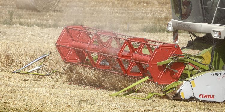Nietrzeźwy kombajnista zderzył się z innym pojazdem, a potem uszkodził ogrodzenie
