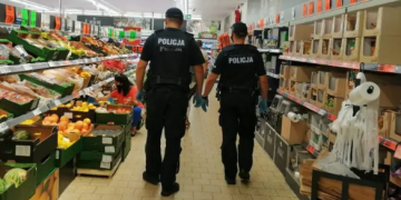 Bez maseczki na zakupach w sklepie, a powinien być w domu na kwarantannie