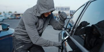 19-latek włamał się do dwóch samochodów i garażu.