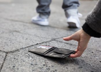 Przywłaszczył znaleziony portfel i próbował użyć kart płatniczych.