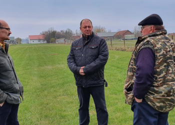 „Tu na razie jest ściernisko, ale będzie…” piękna świetlica wiejska, kanalizacja sanitarna oraz ciąg pieszo-rowerowy.