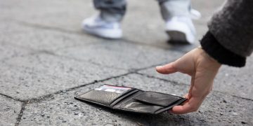 Przywłaszczył znaleziony portfel i próbował użyć kart płatniczych.