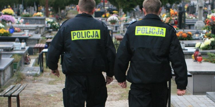 Wizytę na cmentarzu zakończył w policyjnej celi