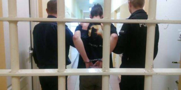 Włamali się do przyczepy kempingowej.