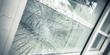 Wybił szybę w drzwiach klatki schodowej.