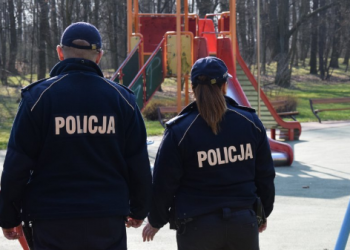 Zachowywał się niewłaściwie na placu zabaw.