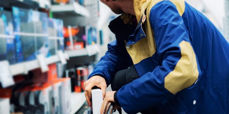 Przychodził do sklepu i kradł.