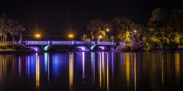 Kobieta chciała wskoczyć do jeziora.