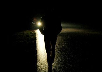 Pieszy bez odblasków poruszał się nocą.