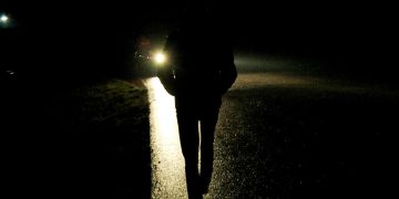 Pieszy bez odblasków poruszał się nocą.