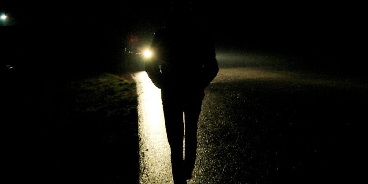 Pieszy bez odblasków poruszał się nocą.