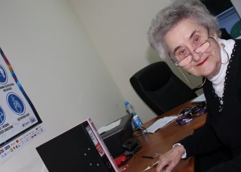 Babcia wolontariuszka wspina się po dobro