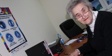 Babcia wolontariuszka wspina się po dobro