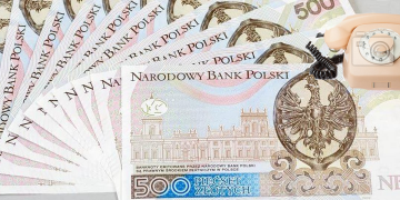 110 tys. zł zostawił w reklamówce przy śmietniku i w pojemniku na piasek do posypywania chodników!