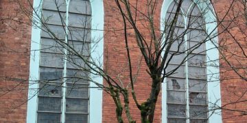 Zniszczył szyby i witraże w kościele.