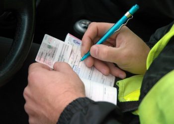 Zderzyli się lusterkami. Kierowcy ukarani mandatami.