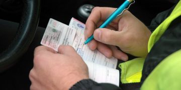 Zderzyli się lusterkami. Kierowcy ukarani mandatami.