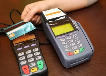 Kilkukrotnie płaciła za zakupy znalezioną kartą.