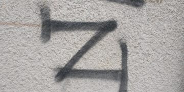 Dziwne znaki na miejskich murach. Policja uspokaja – to nie inwazja