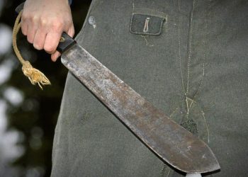 Wybił szybę w aucie i groził maczetą.