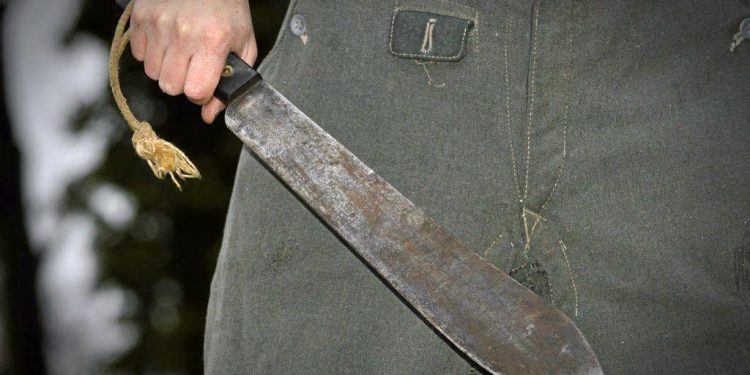 Wybił szybę w aucie i groził maczetą.