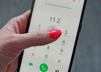 68-latek uderzał w tablice informacyjne w parku.