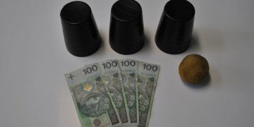 Uwaga na gry „w trzy kubki”!