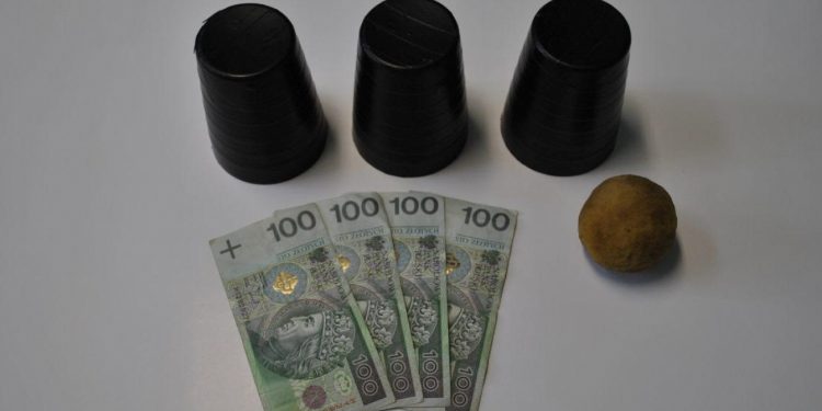 Uwaga na gry „w trzy kubki”!