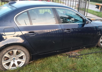 Jadąc po mieście uderzył w ogrodzenie