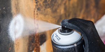 Nastolatkowie malowali sparayem po wiadukcie